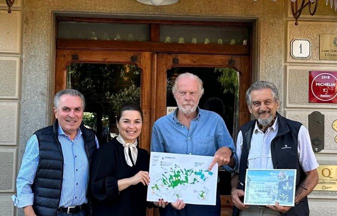 Die Partner bei der Urkundenübergabe (von rechts): Gino Scarsi, Präsident von Canale Ecologia, mit seinem Vorstandskollegen Ettore Chiavassa, Prof. Dr. Carolyn Hutter, Präsidentin von Nature-Life-International, sowie Claus-Peter Hutter, Ehrenpräsident von Nature-Life und Initiator der 1990 gestarteten Aktion Natur ohne Grenzen. <span class='image-autor'>Foto: p</span>
