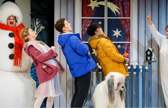 Winterzauber mit Schneemann und strenger Nachbarin: Szene aus Rolf Zuckowskis „Die Weihnachtsbäckerei“ – als Gastspiel aus Schmidts Tivoli in Hamburg ist das Familienmusical nun in Stuttgart zu sehen.<span class='image-autor'>Foto: Morris Mac Matzen</span>