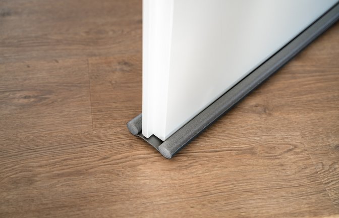 Ein Zugluftstopper hält die Kälte draußen.<span class='image-autor'>Foto: Andrey_Popov / shutterstock.com</span>