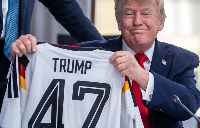 US-Präsident Donald Trump mit dem DFB-Trikot.<span class='image-autor'>Foto: Michael Kappeler/dpa-Pool/dpa/Michael Kappeler</span>