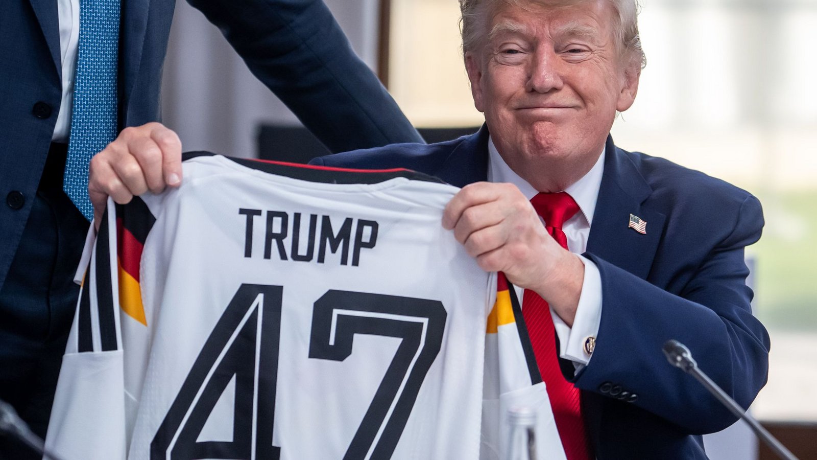 US-Präsident Donald Trump mit dem DFB-Trikot.Foto: Michael Kappeler/dpa-Pool/dpa/Michael Kappeler
