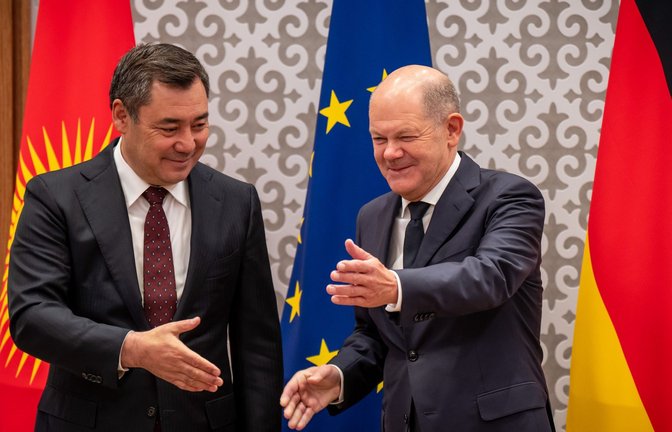 Beim Zentralasien-Gipfel: Bundeskanzler Olaf Scholz mit dem Präsidenten von Kirgistan, Sadyr Dschaparow<span class='image-autor'>Foto: dpa/Michael Kappeler</span>