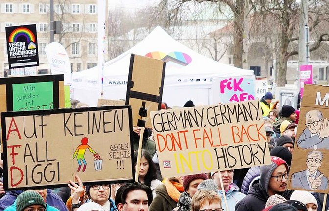 Viele bunte Schilder waren auf dem Schlossplatz zu sehen.<span class='image-autor'>Foto: Fotoagentur-Stuttgart/Andreas Rosar</span>