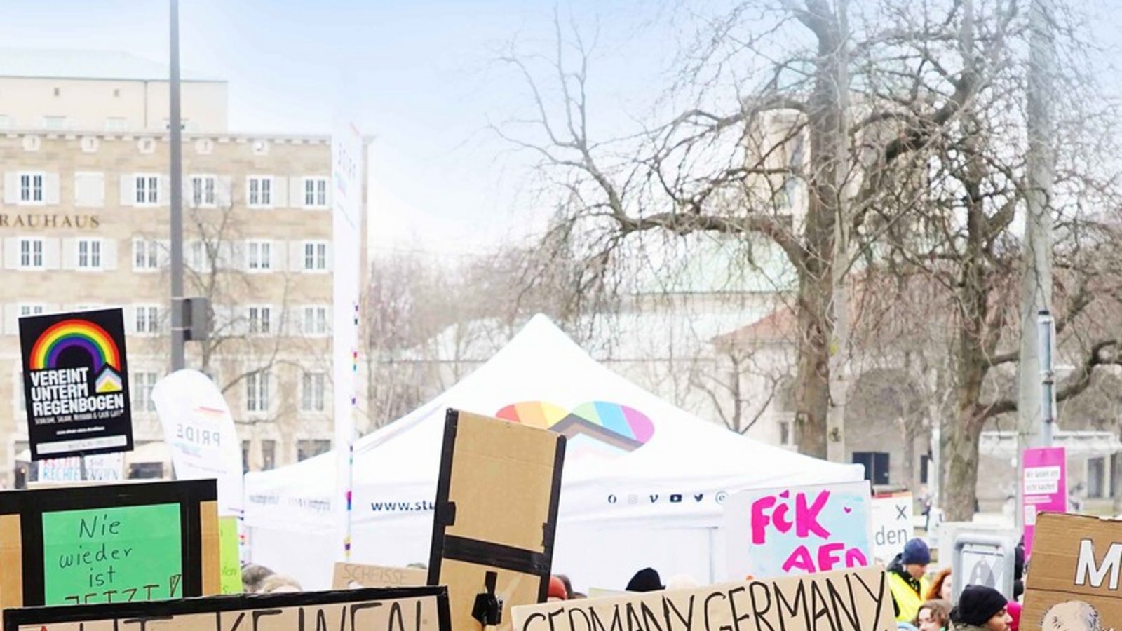 Viele bunte Schilder waren auf dem Schlossplatz zu sehen.Foto: Fotoagentur-Stuttgart/Andreas Rosar Viele bunte Schilder waren auf dem Schlossplatz zu sehen.Foto: Fotoagentur-Stuttgart/Andreas Rosar