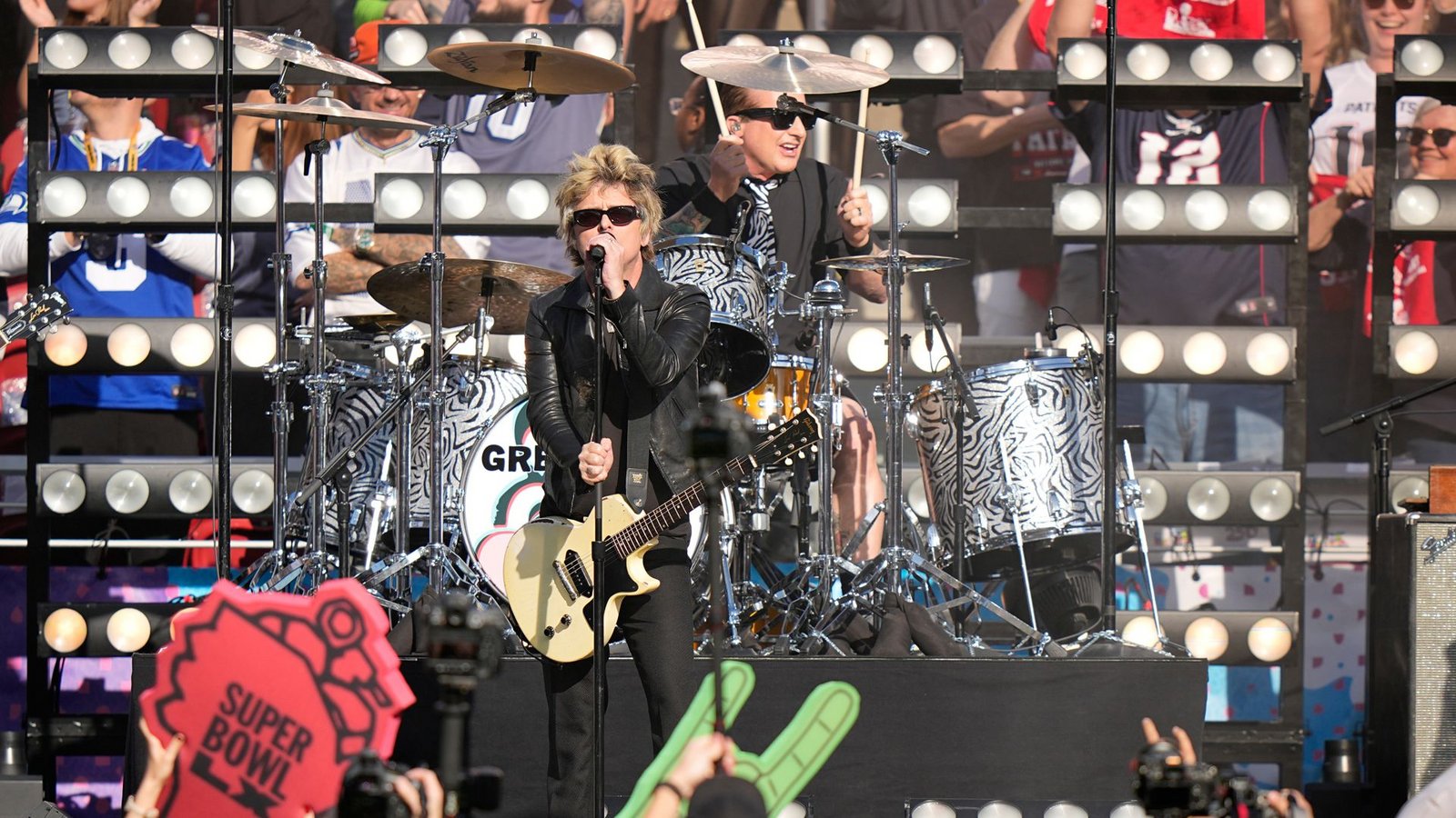 Green Day traten vor der Partie auf und spielten mehrere ihrer Hits.Foto: Frank Franklin II/AP/dpa