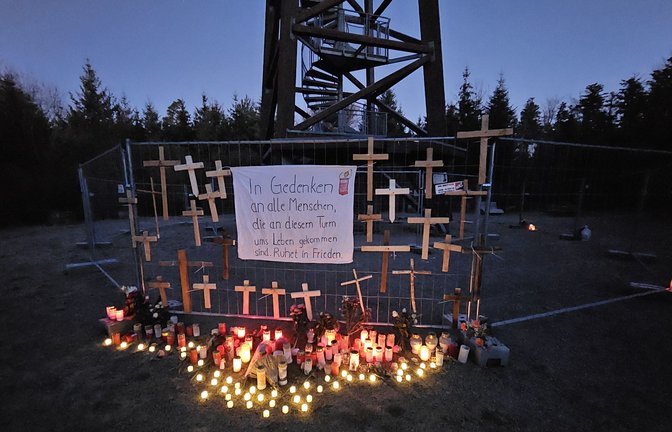 Vor dem Aussichtsturm „Hohe Warte“ hat eine Gruppe von Müttern und Vätern mehrere Kreuze an einem Bauzaun aufgehängt.<span class='image-autor'>Foto: privat</span>