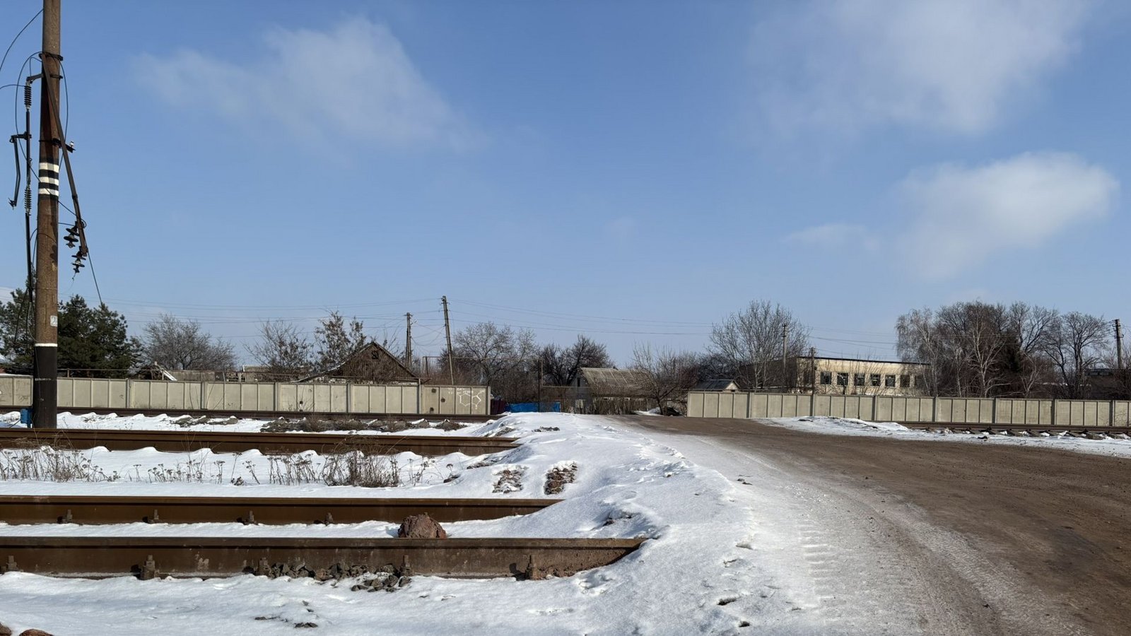 In der einst 60.000 Einwohner zählenden Stadt Pokrovsk haben Menschen unweit des Bahnhofs die Gleise mit Schutt und Erde so zugeschüttet, dass sie abseits der zerstörten Brücken die die Stadt teilenden Einsebanhstrecken trotzdem überwinden können.Foto: &nbsp;