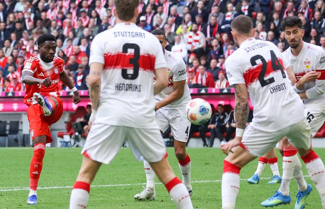 Da schlägt es schon wieder ein beim VfB: Alphonso Davies (links) trifft in dieser Szene zum 3:1 für die Münchner<span class='image-autor'>Foto: Baumann/Julia Rahn</span>