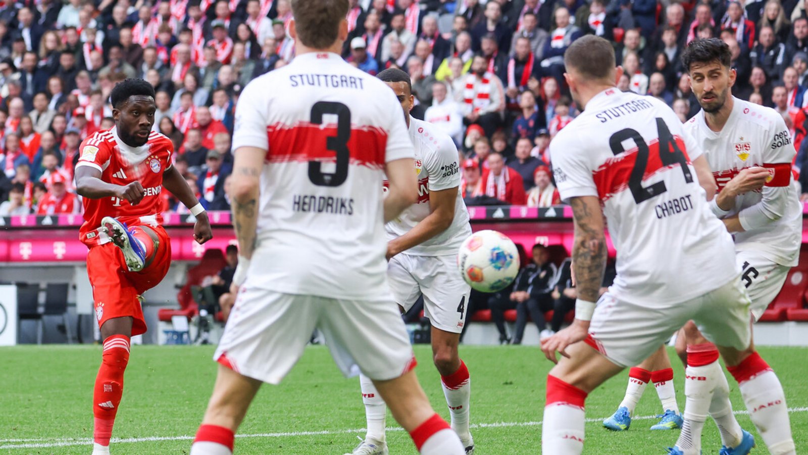 Da schlägt es schon wieder ein beim VfB: Alphonso Davies (links) trifft in dieser Szene zum 3:1 für die MünchnerFoto: Baumann/Julia Rahn
