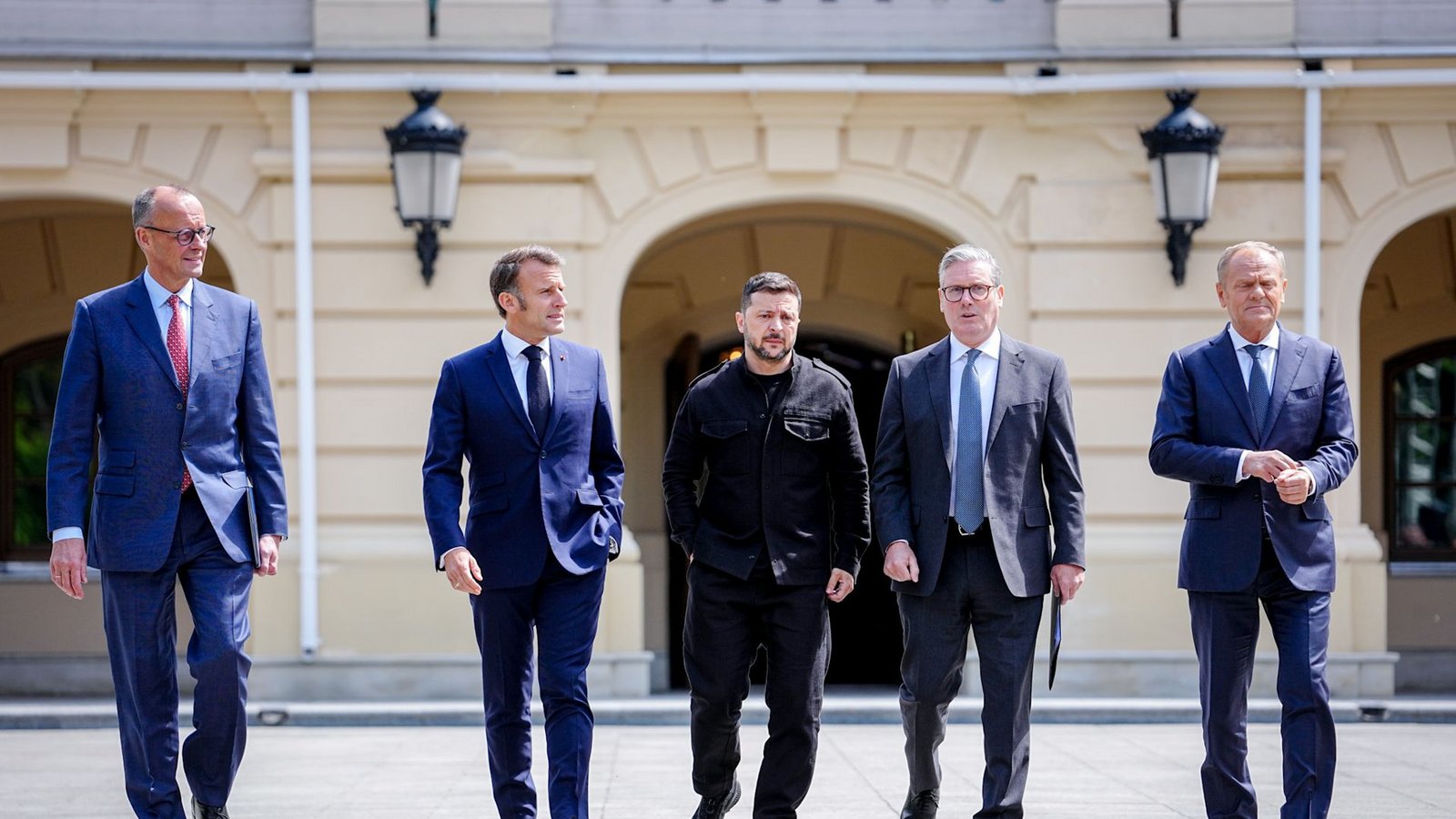 Bundeskanzler Friedrich Merz, Frankreichs Präsident Emmanuel Macron, Wolodymyr Selenskyj, Präsident der Ukraine, Keir Starmer, Premierminister von Großbritannien, und Donald Tusk, Ministerpräsident von Polen, bei einem Treffen der „Koalition der Willigen“ in Kiew.Foto: Kay Nietfeld/dpa Bundeskanzler Friedrich Merz, Frankreichs Präsident Emmanuel Macron, Wolodymyr Selenskyj, Präsident der Ukraine, Keir Starmer, Premierminister von Großbritannien, und Donald Tusk, Ministerpräsident von Polen, bei einem Treffen der „Koalition der Willigen“ in Kiew.Foto: Kay Nietfeld/dpa