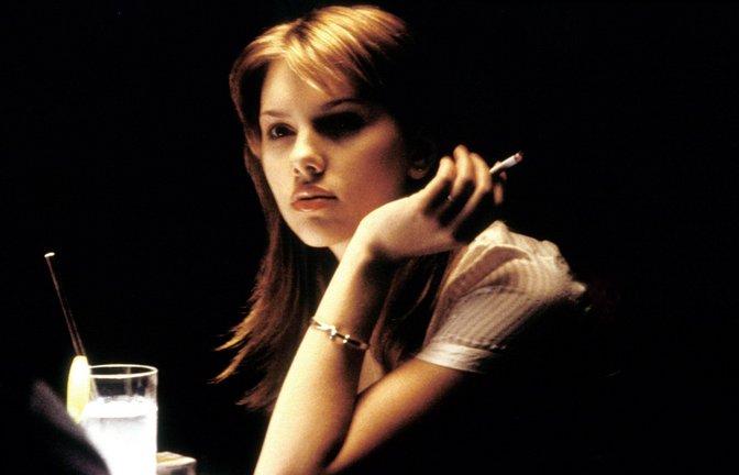 Scarlett Johansson in „Lost in Translation“ von 2003: Früher war sie in Filmen  oft mit Zigarette zu sehen, heute raucht sie nicht mehr.<span class='image-autor'>Foto: imago//Courtesy Everett Collection</span>