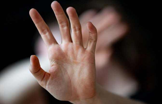 Gewalt in der Beziehung ist viel zu häufig ein Tabuthema. Das zeigt eine Dunkelfeldstudie des Bundeskriminalamts und der Regierung.<span class='image-autor'>Foto: Fabian Sommer/dpa</span>