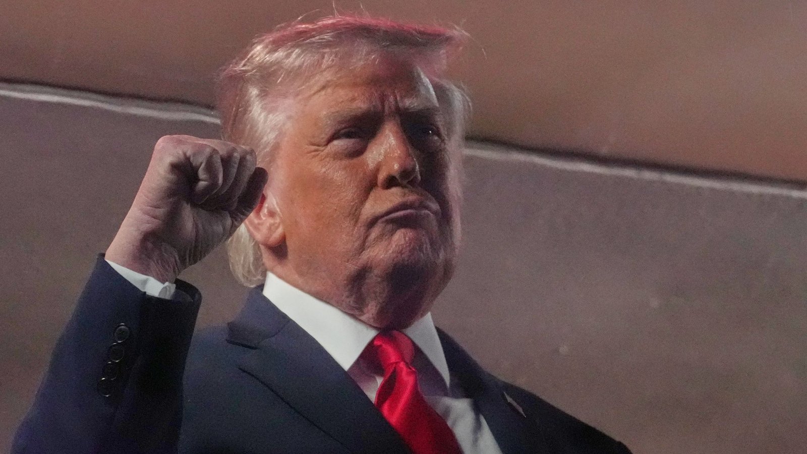 Trump demonstriert Macht.Foto: Mark Schiefelbein/AP/dpa Trump demonstriert Macht.Foto: Mark Schiefelbein/AP/dpa