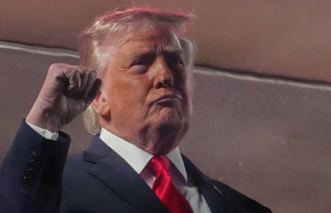 Trump demonstriert Macht.<span class='image-autor'>Foto: Mark Schiefelbein/AP/dpa</span>