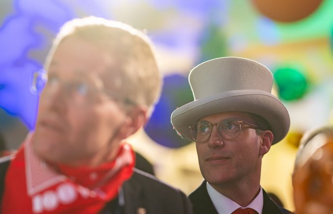 In „falschen Klamotten“, aber mit guten Ratschlägen hat Daniel Günther (links) seinem baden-württembergischen Parteifreund Manuel Hagel zur Narrenschelle gratuliert.<span class='image-autor'>Foto: Philipp von Ditfurth/dpa</span>