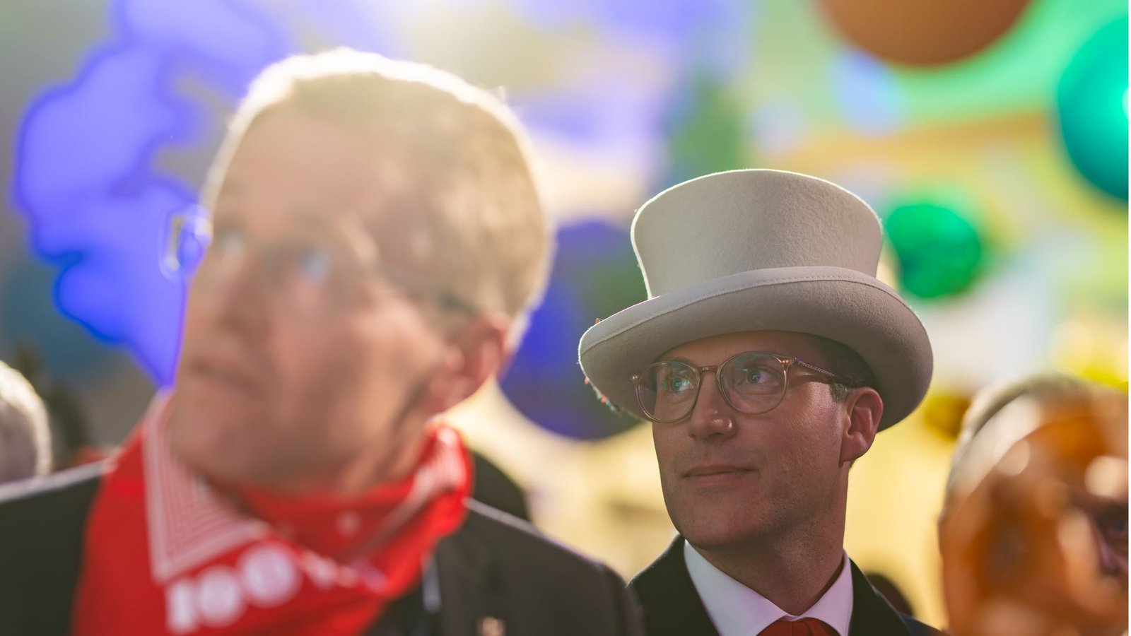 In „falschen Klamotten“, aber mit guten Ratschlägen hat Daniel Günther (links) seinem baden-württembergischen Parteifreund Manuel Hagel zur Narrenschelle gratuliert.Foto: Philipp von Ditfurth/dpa