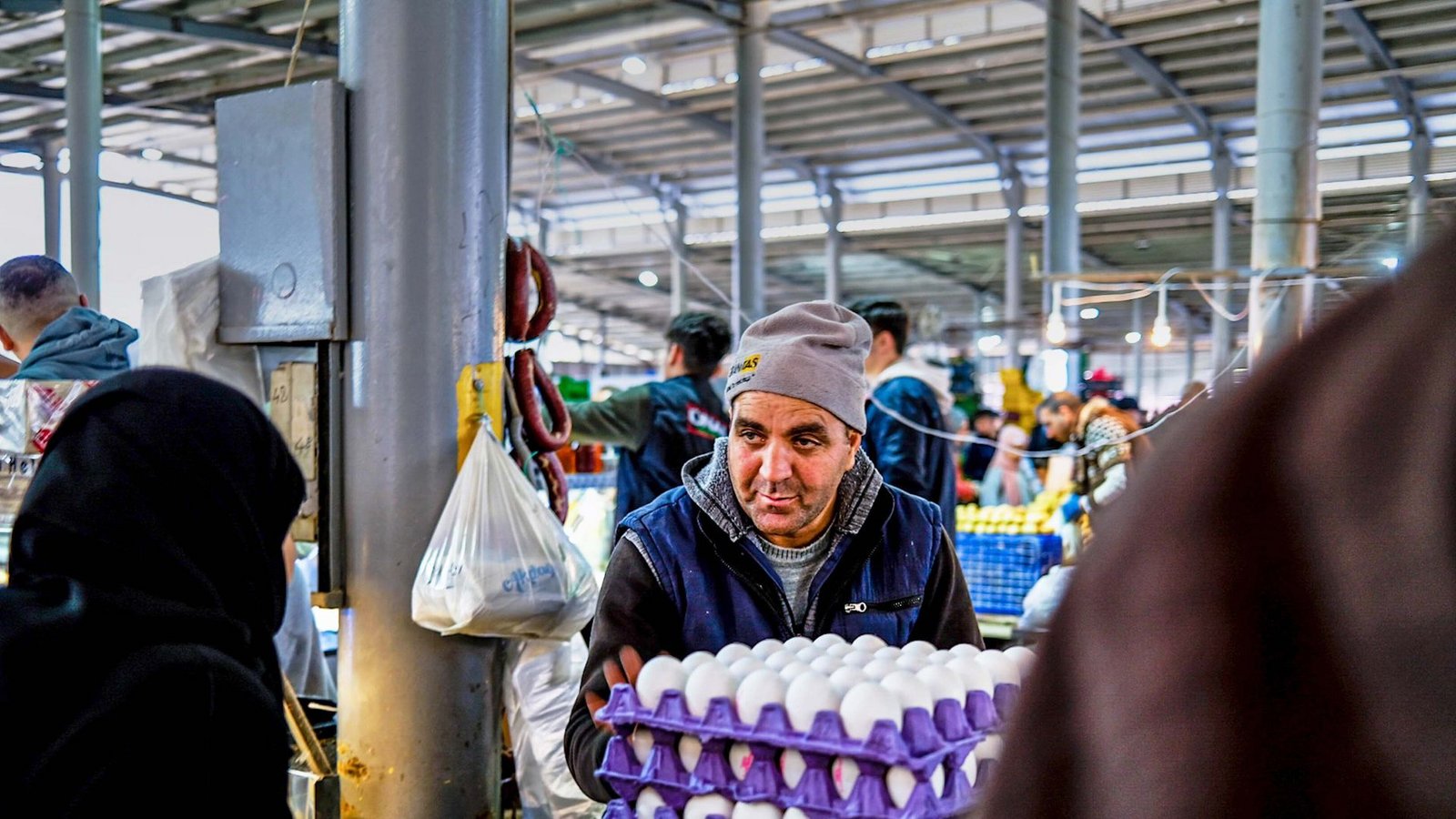 Eierverkauf auf einem Markt im türkischen IzmirFoto: IMAGO/ZUMA Wire/IMAGO/Murat Kocabas Eierverkauf auf einem Markt im türkischen IzmirFoto: IMAGO/ZUMA Wire/IMAGO/Murat Kocabas