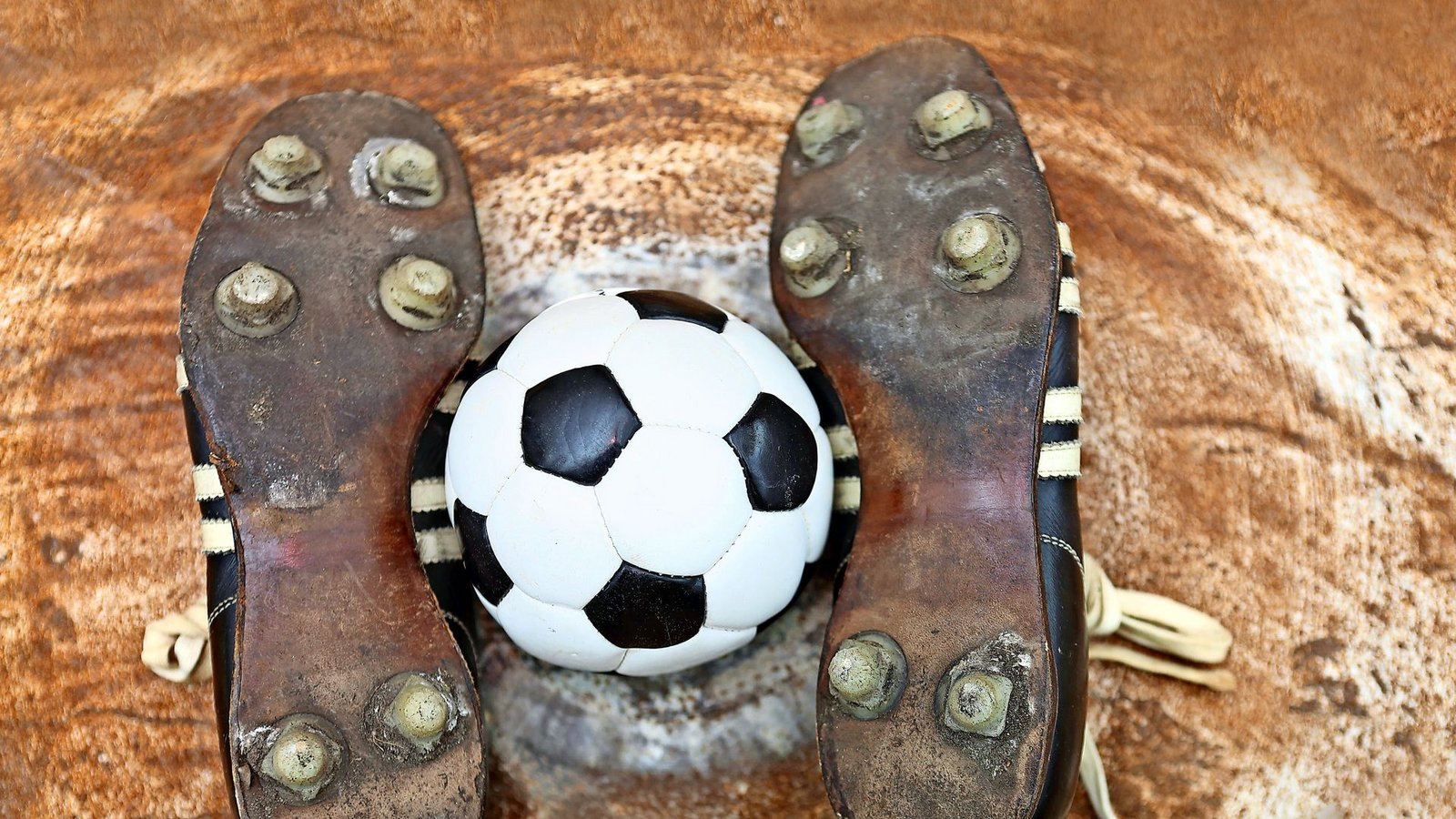 Die Fußballer im Land haben nach wie vor drei eigenständige Verbände.Foto: imago/Gerhard Leber/serienlicht