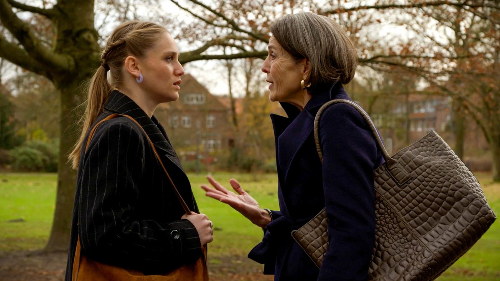 Victoria (Caroline Schreiber r.) öffnet Bella (Alessia Mazzola l.) die Augen: Victoria ist Svenjas (Lea Marlen Woitack) Schicksal völlig gleichgültig.Foto: NDR Victoria (Caroline Schreiber r.) öffnet Bella (Alessia Mazzola l.) die Augen: Victoria ist Svenjas (Lea Marlen Woitack) Schicksal völlig gleichgültig.Foto: NDR