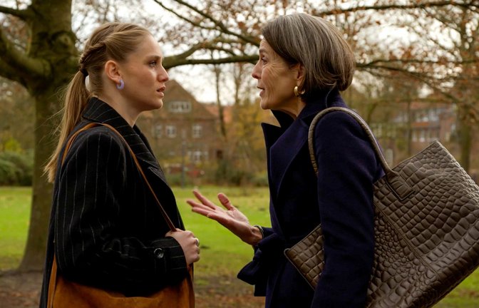 Victoria (Caroline Schreiber r.) öffnet Bella (Alessia Mazzola l.) die Augen: Victoria ist Svenjas (Lea Marlen Woitack) Schicksal völlig gleichgültig.<span class='image-autor'>Foto: NDR</span>
