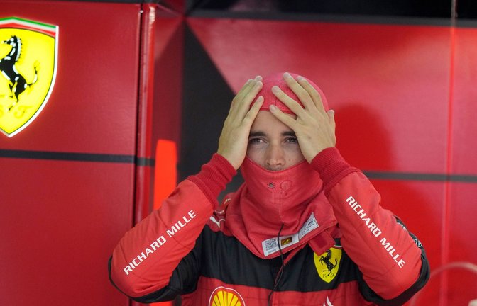 Ferrari-Pilot Charles Leclerc setzt vor Beginn des Freien Trainings seine Sturmhaube auf.<span class='image-autor'>Foto: Luca Bruno/AP/dpa</span>