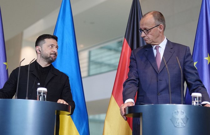 Sie haben sich gegenseitig im Blick: der ukrainische Präsident Wolodymyr Selenskyj und Kanzler Friedrich Merz.<span class='image-autor'>Foto: Kay Nietfeld/dpa</span>