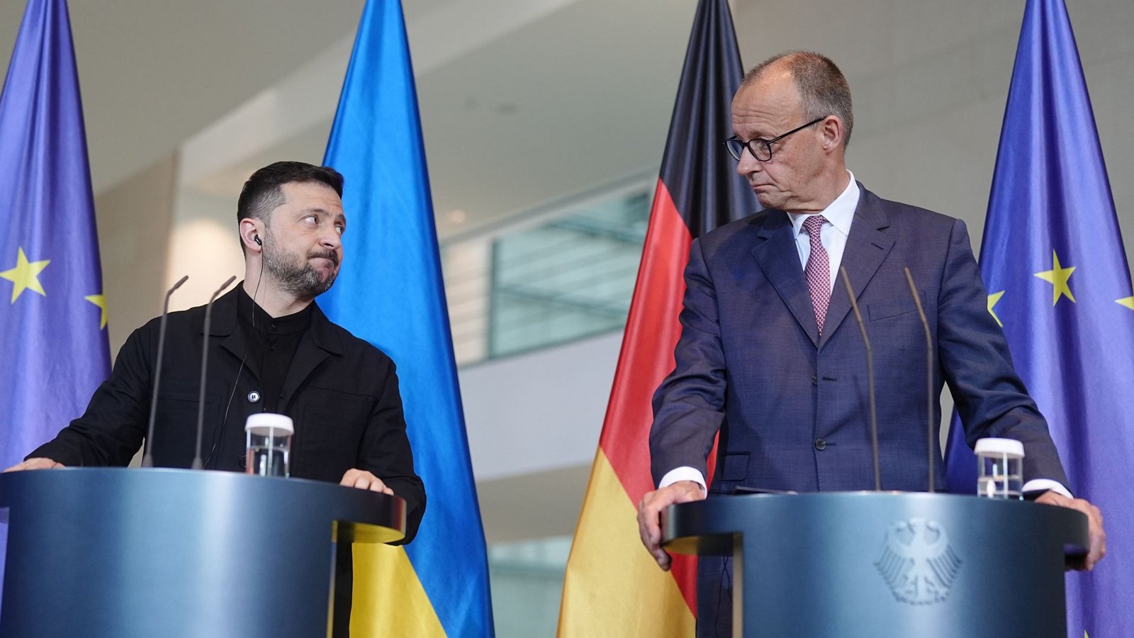 Sie haben sich gegenseitig im Blick: der ukrainische Präsident Wolodymyr Selenskyj und Kanzler Friedrich Merz.Foto: Kay Nietfeld/dpa Sie haben sich gegenseitig im Blick: der ukrainische Präsident Wolodymyr Selenskyj und Kanzler Friedrich Merz.Foto: Kay Nietfeld/dpa