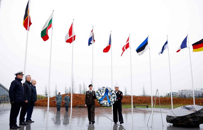 Das Regenwetter passt zur gedrückten Stimmung. Die Nato feiert im Hauptquartier in Brüssel ihren 75. Geburtstag, doch die Herausforderungen für die Allianz sind enorm.<span class='image-autor'>Foto: AFP/KENZO TRIBOUILLARD</span>