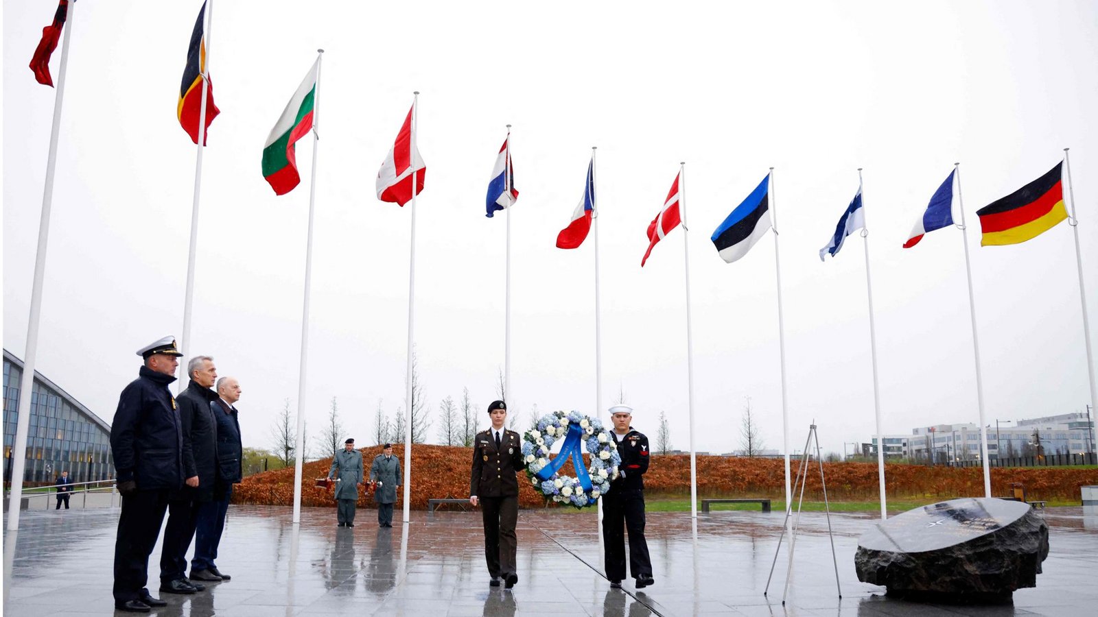 Das Regenwetter passt zur gedrückten Stimmung. Die Nato feiert im Hauptquartier in Brüssel ihren 75. Geburtstag, doch die Herausforderungen für die Allianz sind enorm.Foto: AFP/KENZO TRIBOUILLARD Das Regenwetter passt zur gedrückten Stimmung. Die Nato feiert im Hauptquartier in Brüssel ihren 75. Geburtstag, doch die Herausforderungen für die Allianz sind enorm.Foto: AFP/KENZO TRIBOUILLARD