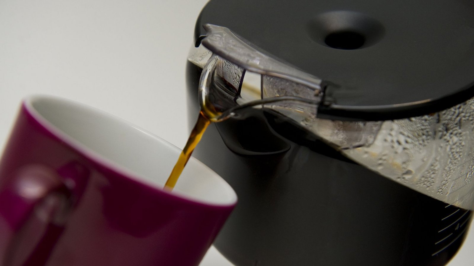 Kein Tag im Büro, kein Schwatz mit Freunden, keine Autofahrt die schwarze Bohne. Am heißesten begehrt ist Kaffee in den eigenen vier Wänden. 93,1 Prozent der deutschen Kaffeetrinker genießen ihn zu Hause. Die erste Tasse am besten gleich nach dem Aufstehen oder beim Frühstück.Foto: dpa