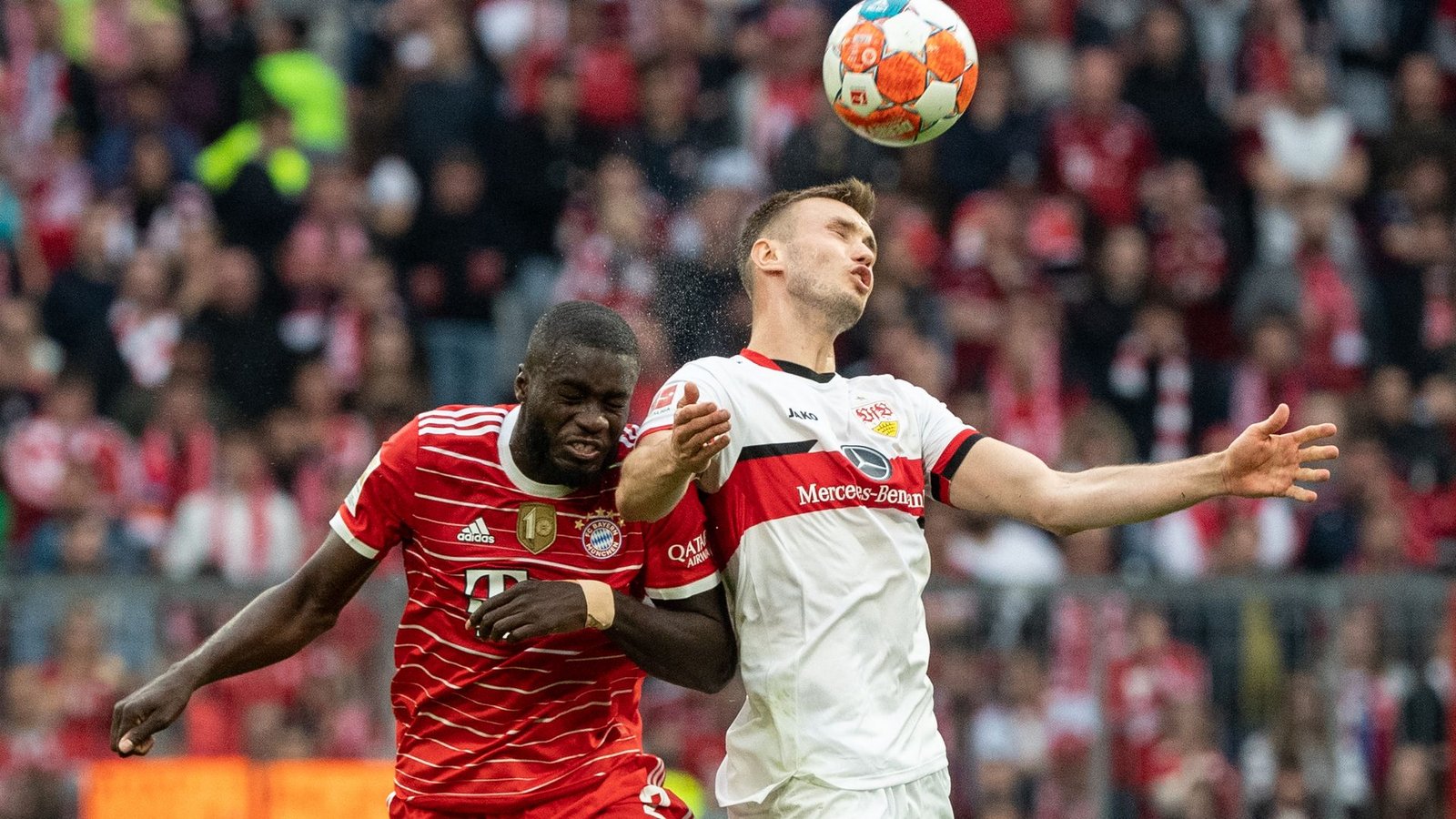 Dayot Upamecano vom FC Bayern München (l) und Sasa Kalajdzic von Stuttgart kämpfen im Kopfballduell um den Ball.Foto: Matthias Balk/dpa