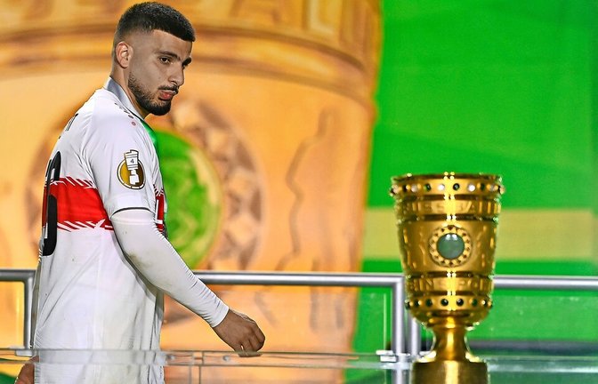 Nur gucken, nicht anfassen: Deniz Undav und der VfB Stuttgart verpassen die Titelverteidigung beim Pokalfinale in Berlin.<span class='image-autor'>Foto: imago (3)/Sven Simon, Laci Perenyi, DeFodi images</span>