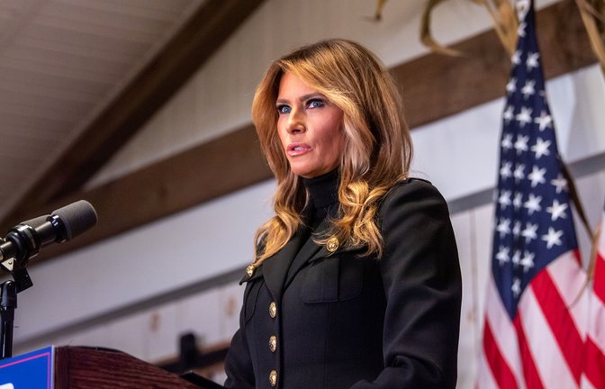 Melania Trump fordert Konsequenzen für Jimmy Kimmel nach einem kontroversen Witz über sie. Die First Lady wirft dem Moderator vor, Hass und Spaltung zu fördern.<span class='image-autor'>Foto: Ron Adar / Shutterstock.com</span>