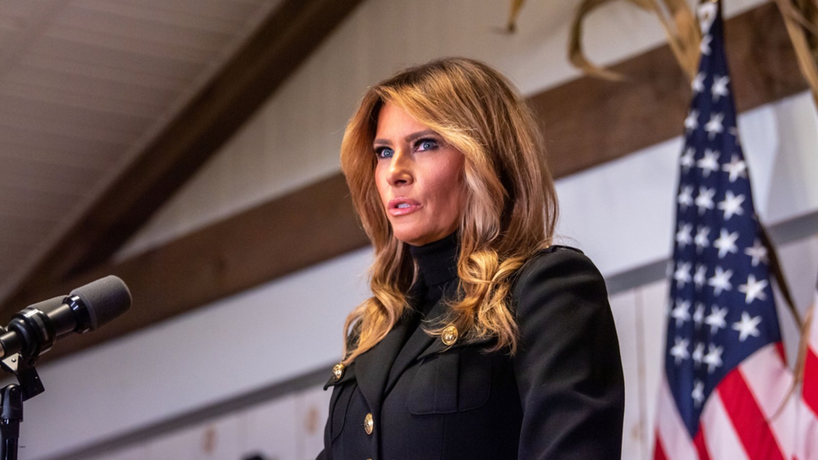 Melania Trump fordert Konsequenzen für Jimmy Kimmel nach einem kontroversen Witz über sie. Die First Lady wirft dem Moderator vor, Hass und Spaltung zu fördern.Foto: Ron Adar / Shutterstock.com
