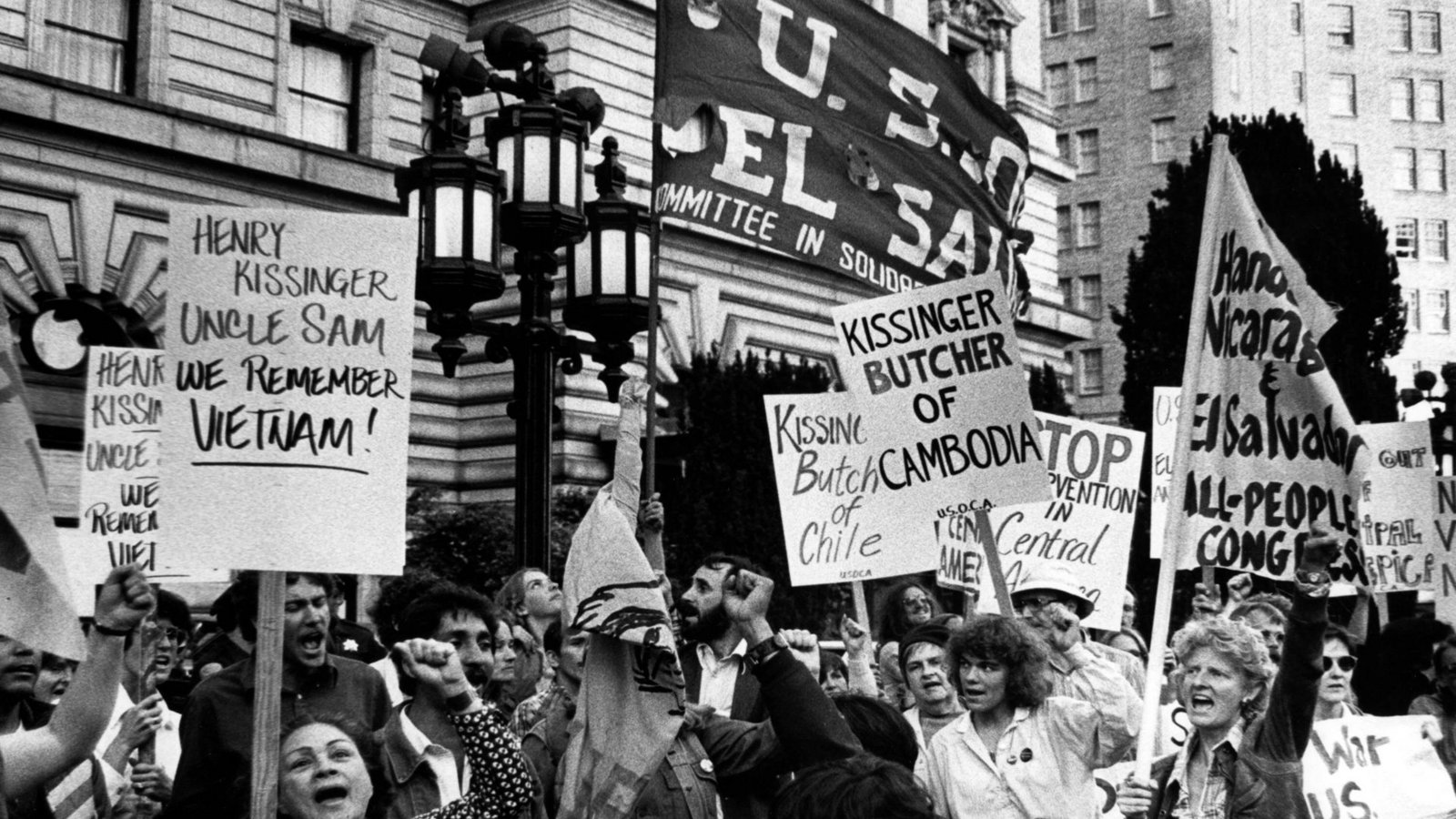 Dennoch machten viele Amerikaner Kissinger – wie hier bei einer Demonstration in San Francisco – verantwortlich für zehntausende getötete Kambodschaner und tausende US-Soldaten.Foto: imago stock&people Dennoch machten viele Amerikaner Kissinger – wie hier bei einer Demonstration in San Francisco – verantwortlich für zehntausende getötete Kambodschaner und tausende US-Soldaten.Foto: imago stock&people
