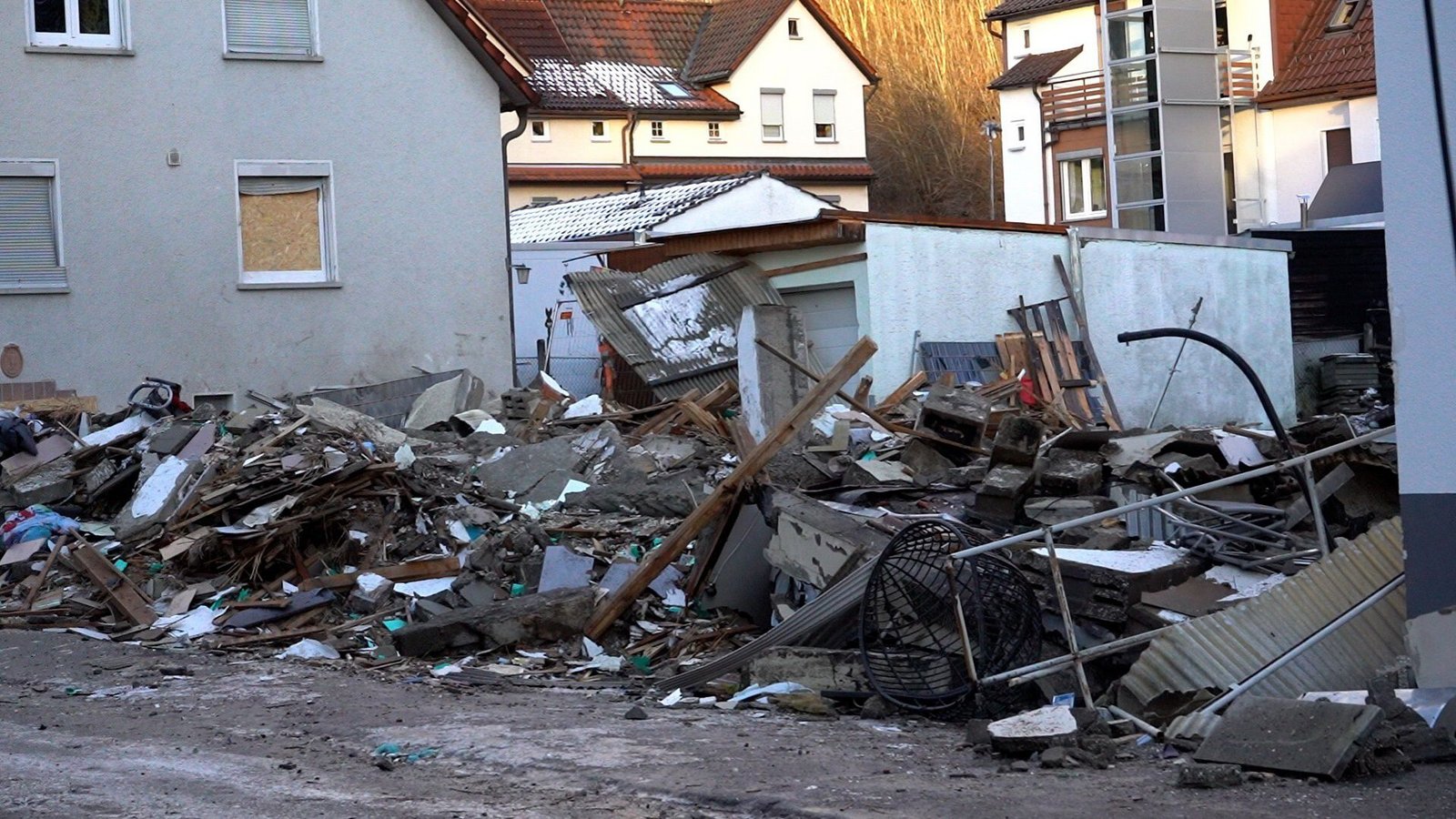 Das völlig zerstörte Gebäude nach der Explosion in AlbstadtFoto: Jannik Nölke/dpa Das völlig zerstörte Gebäude nach der Explosion in AlbstadtFoto: Jannik Nölke/dpa