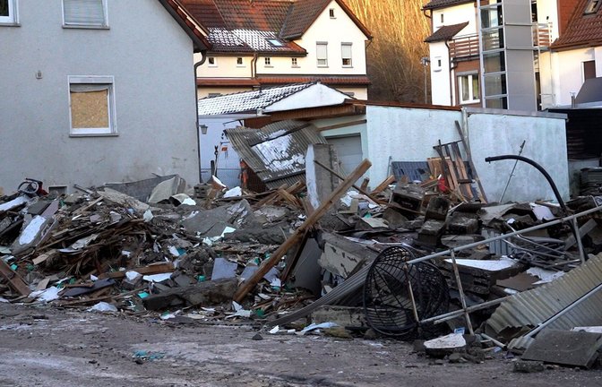 Das völlig zerstörte Gebäude nach der Explosion in Albstadt<span class='image-autor'>Foto: Jannik Nölke/dpa</span>