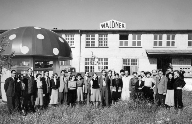 Voll Stolz präsentiert die Belegschaft der Firma Waldner in den 1950er Jahren vor dem Firmengebäude in Wangen ihren Milchpilz.<span class='image-autor'>Foto: Archiv/Waldner Unternehmensgruppe</span>
