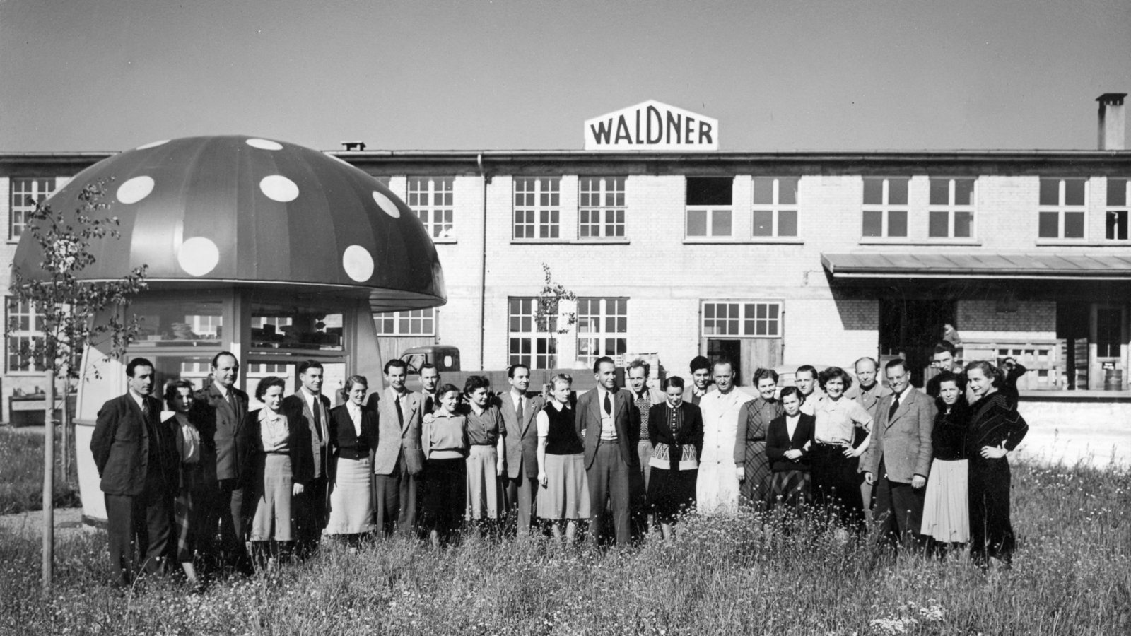 Voll Stolz präsentiert die Belegschaft der Firma Waldner in den 1950er Jahren vor dem Firmengebäude in Wangen ihren Milchpilz.Foto: Archiv/Waldner Unternehmensgruppe Voll Stolz präsentiert die Belegschaft der Firma Waldner in den 1950er Jahren vor dem Firmengebäude in Wangen ihren Milchpilz.Foto: Archiv/Waldner Unternehmensgruppe