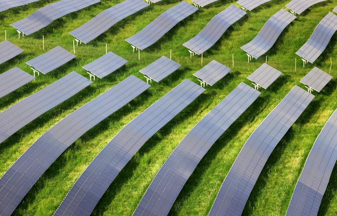 Solarparks könnten bald auch an Landesstraßen entstehen.<span class='image-autor'>Foto: dpa/Karl-Josef Hildenbrand</span>