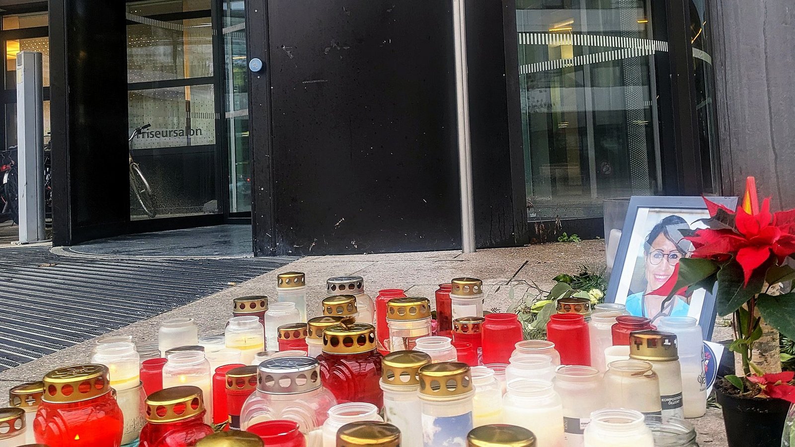 Stilles Gedenken an Elke K. vor dem Klinik-HaupteingangFoto: Stilles Gedenken an Elke K. vor dem Klinik-HaupteingangFoto: 