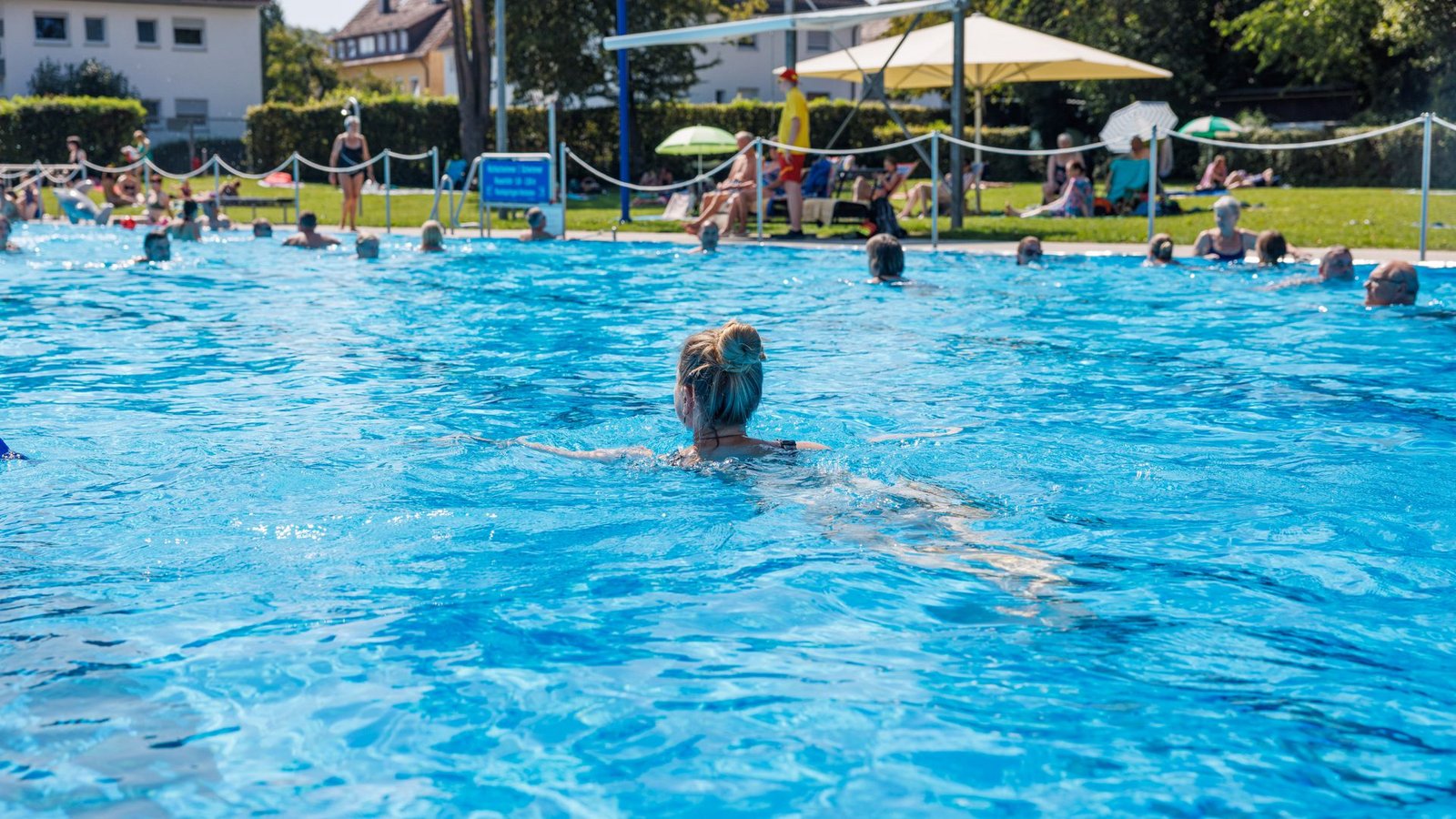 Wegen des Personalmangels entfällt in Hildrizhausen das Frühschwimmen – ein Beispiel für die angespannte Lage vieler Schwimmbäder im ländlichen Raum.Foto: Stefanie Schlecht Wegen des Personalmangels entfällt in Hildrizhausen das Frühschwimmen – ein Beispiel für die angespannte Lage vieler Schwimmbäder im ländlichen Raum.Foto: Stefanie Schlecht