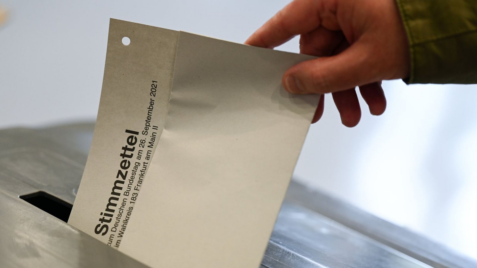 Ein Mann steckt den Stimmzettel für die Bundestagswahl 2021 ein.Foto: dpa/Arne Dedert