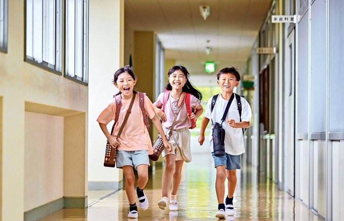 Schülerinnen und Schüler an einer japanischen Grundschule<span class='image-autor'>Foto: &nbsp;</span>