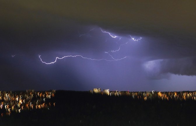 Dass Gewitter nicht nur im Sommer möglich sind, hat sich am Montagabend bewiesen.<span class='image-autor'>Foto: Andreas Rosar Fotoagentur-Stuttg/Andreas Rosar Fotoagentur-Stuttg</span>