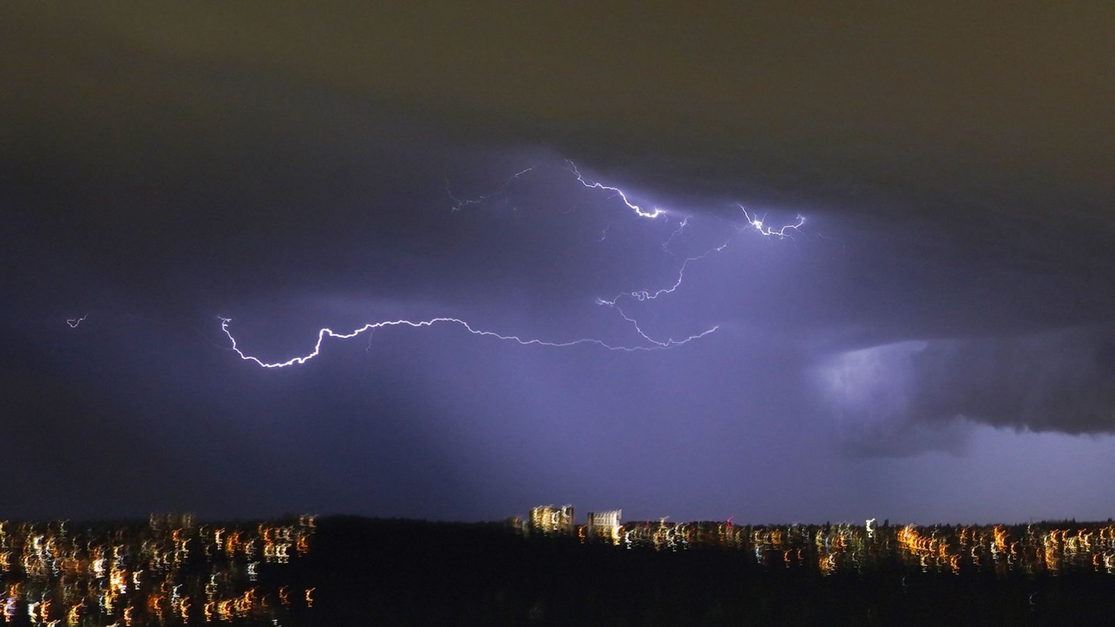 Dass Gewitter nicht nur im Sommer möglich sind, hat sich am Montagabend bewiesen.Foto: Andreas Rosar Fotoagentur-Stuttg/Andreas Rosar Fotoagentur-Stuttg