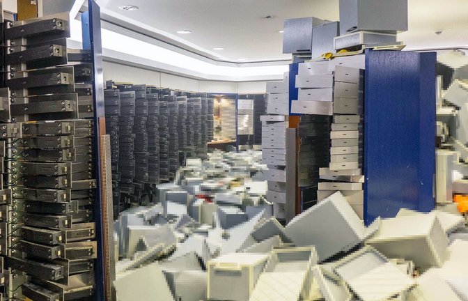 Erste Dokumente aus dem verwüsteten Tresorraum in Gelsenkirchen werden zurückgegeben.<span class='image-autor'>Foto: Polizei Gelsenkirchen/dpa</span>