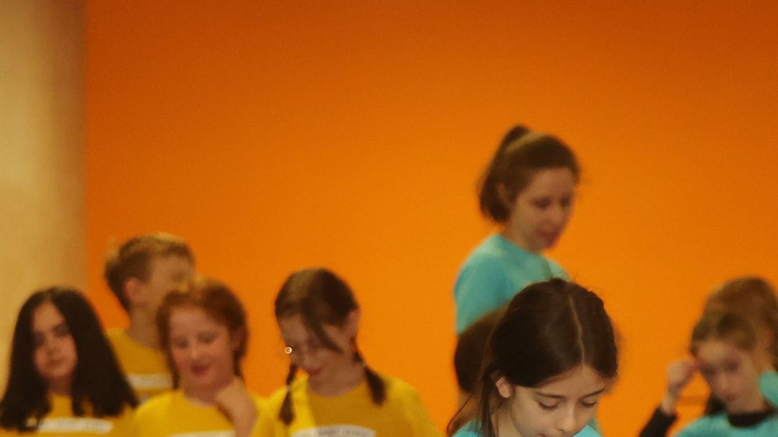 Die Schlangen-Station: mit einem Fußball dribbeln die Kinder im Slalom durch die Hütchen.Foto: Baumann/Hansi Britsch