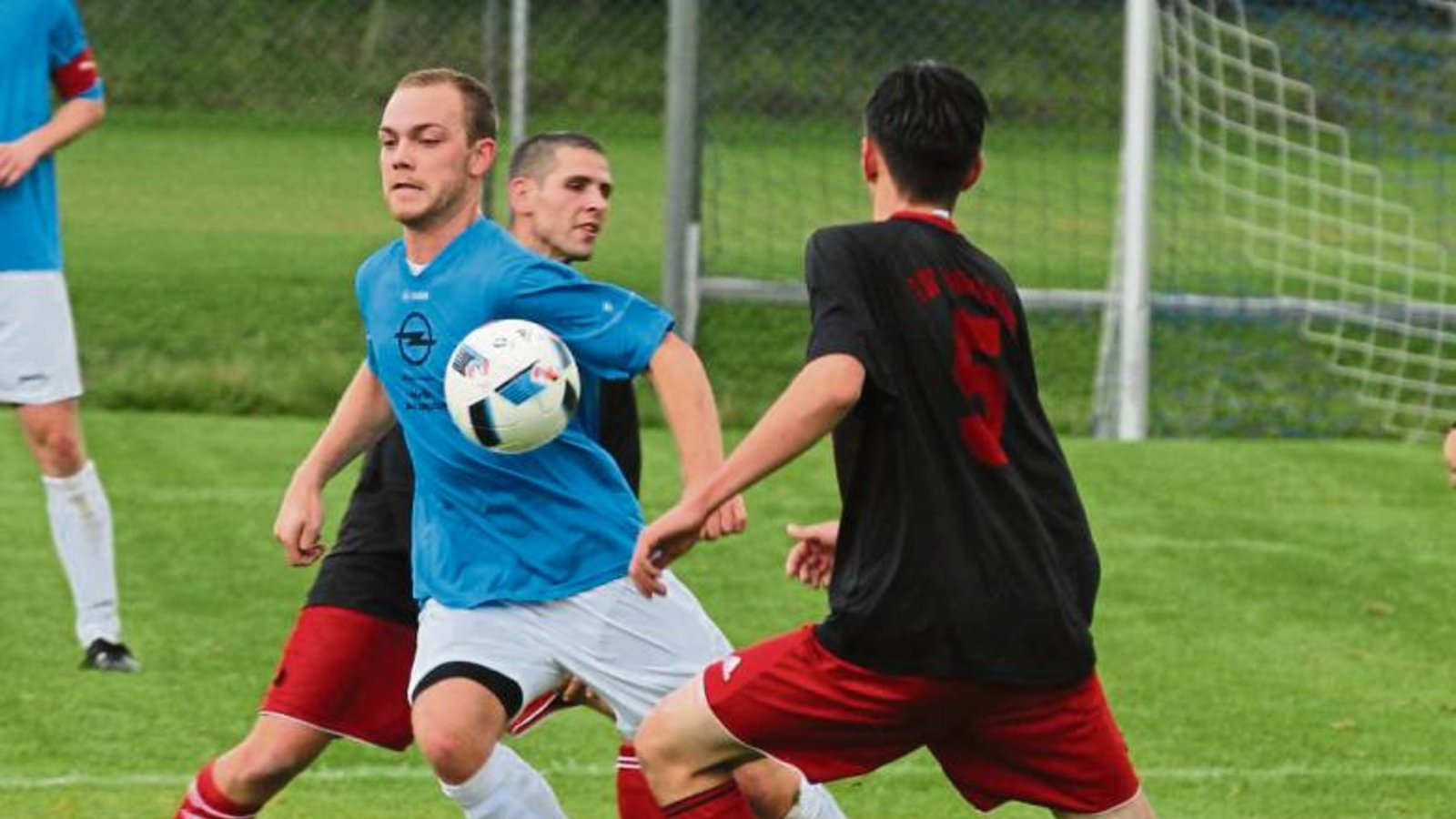 Pascal Hirsch (blaues Trikot) ist der Denker und Lenker des Häfnerhaslacher Spiels im defensiven Mittelfeld. Foto: Nachreiner