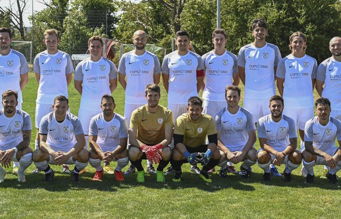 Der frischgebackene Bezirksligist TSV Nussdorf spielt in dieser Saison mit (hinten von links): Thorsten Josenhans, Bastian Werthwein, Jan Riedel, Heiko Dieterle, Samuel Grözinger, David Grözinger, Timo Bopp, Manuel Gayer und Nils Gutscher sowie (vorne von links): Marco Klein, Marcel Gerschwitz, Roberto-Alessandro Ancona, Sebastian Prietz, Kim Berberich, Spielertrainer Johannes Wizemann, Co-Spielertrainer Nikola Ristomanov und Benjamin Langhans.  <span class='image-autor'>Foto: Leitner</span>